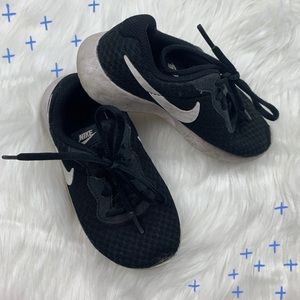 Little Boys Black & white Nike tennis shoe 10.5